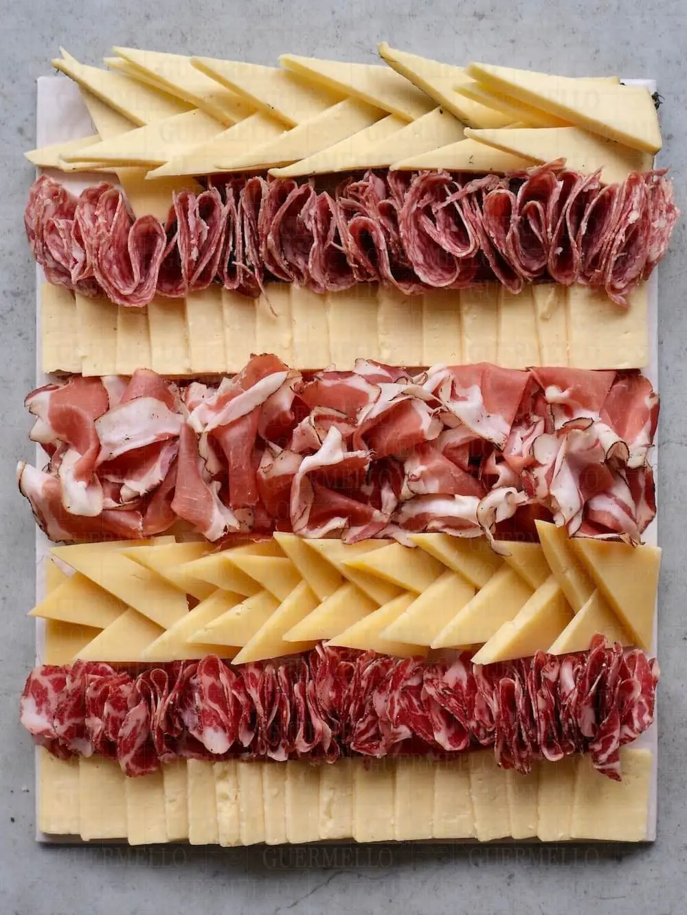 Plateau de fromages et charcuterie pré-découpés